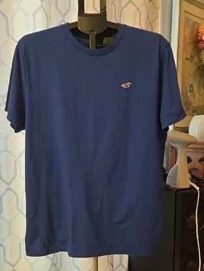 Hollister Men's Solid Navy Crew Neck Tee with Chest Logo